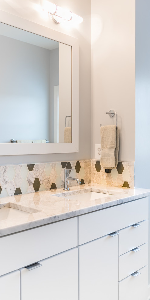 Стильный дизайн: главная ванная комната среднего размера в стиле неоклассика (современная классика) с стеклянной плиткой, плоскими фасадами, белыми фасадами, синей плиткой, розовой плиткой, белой плиткой, серыми стенами и врезной раковиной - последний тренд