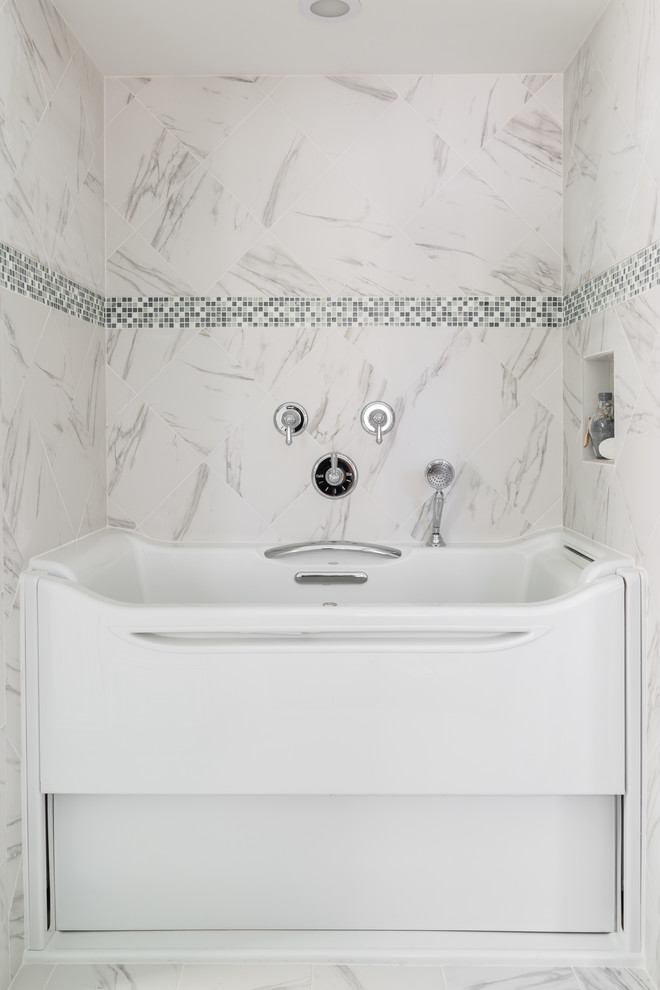 Idéer för att renovera ett stort vintage en-suite badrum, med ett badkar i en alkov, vit kakel, porslinskakel och klinkergolv i porslin