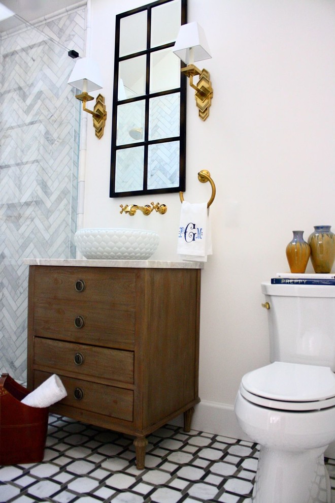 Inspiration för små klassiska badrum för barn, med släta luckor, skåp i mellenmörkt trä, en dusch i en alkov, en toalettstol med separat cisternkåpa, vit kakel, tunnelbanekakel, vita väggar, marmorgolv, ett fristående handfat och marmorbänkskiva