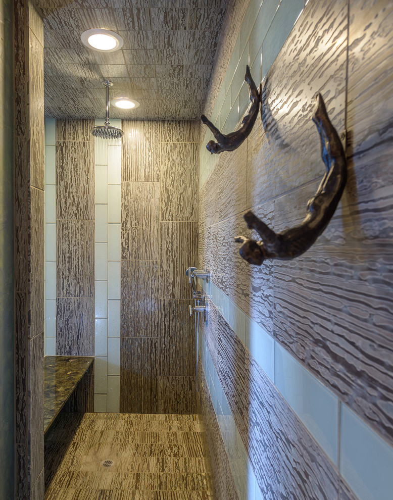 Inredning av ett amerikanskt mellanstort badrum, med en öppen dusch, flerfärgad kakel och med dusch som är öppen