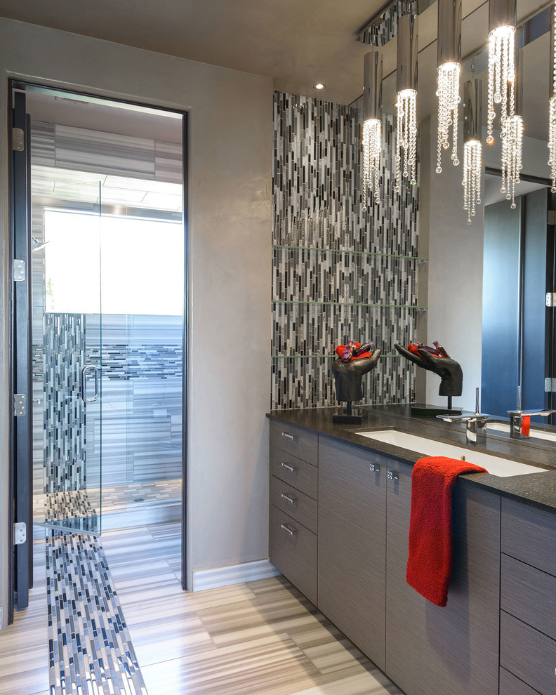 Foto på ett mellanstort funkis badrum, med släta luckor, grå skåp, flerfärgad kakel och beige väggar