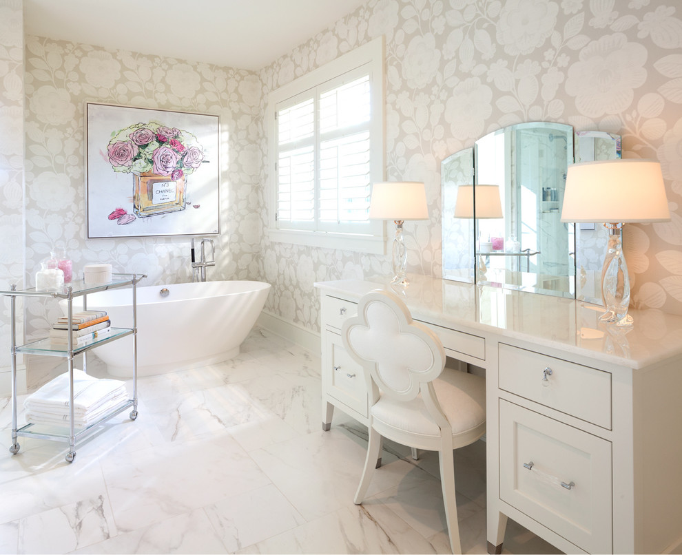 Стильный дизайн: большая главная ванная комната в классическом стиле с отдельно стоящей ванной, бежевыми стенами, белыми фасадами, мраморным полом, окном, напольной тумбой, обоями на стенах и фасадами в стиле шейкер - последний тренд
