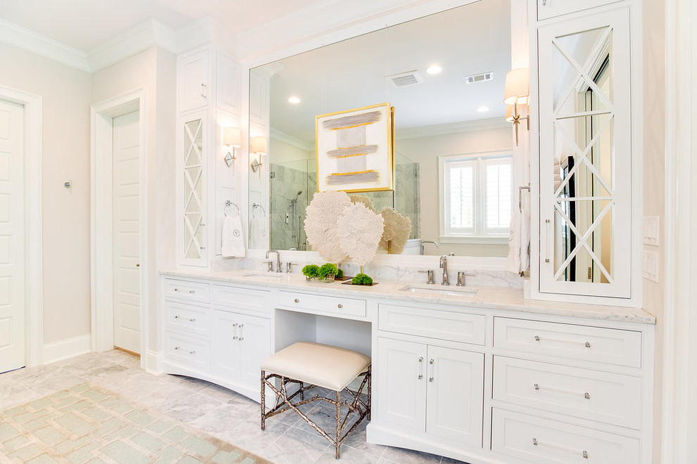Foto på ett stort vintage vit en-suite badrum, med luckor med profilerade fronter, vita skåp, ett fristående badkar, en hörndusch, vit kakel, marmorkakel, vita väggar, marmorgolv, ett undermonterad handfat, marmorbänkskiva, gult golv och dusch med gångjärnsdörr