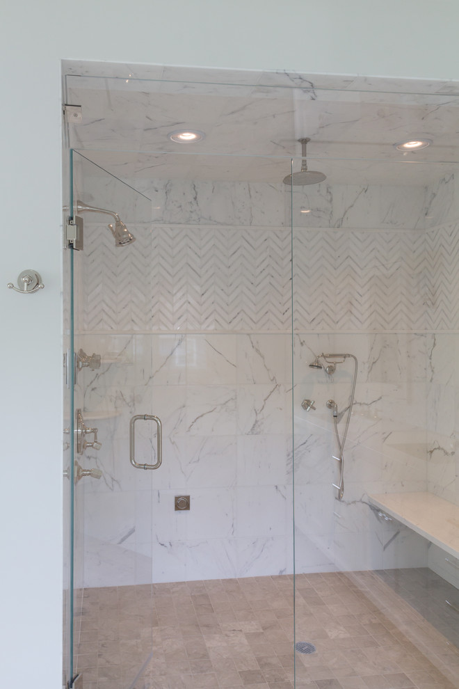 Idee per una grande stanza da bagno padronale minimalista