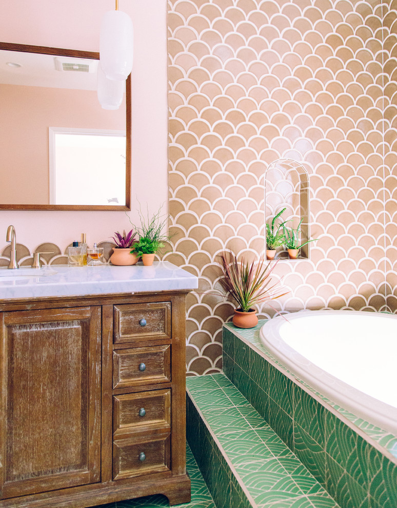 サンフランシスコにあるエクレクティックスタイルのおしゃれな浴室 (ベージュのタイル、セラミックタイル、ベージュの壁、セラミックタイルの床、緑の床) の写真