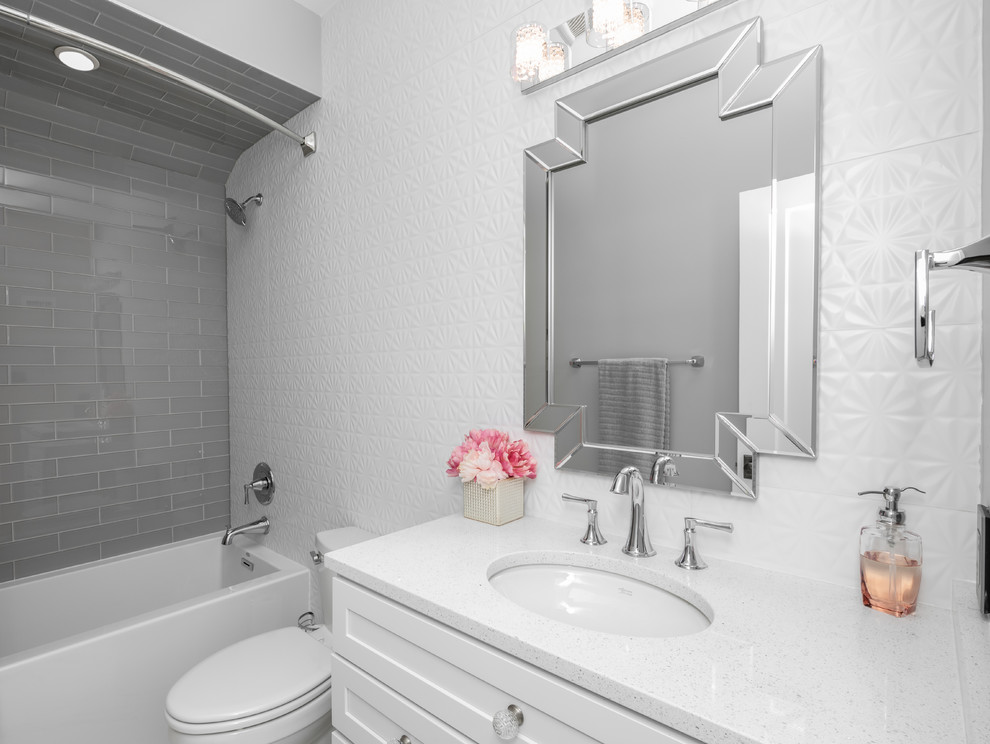 Inspiration för ett mellanstort funkis vit vitt badrum med dusch, med skåp i shakerstil, vita skåp, ett badkar i en alkov, en dusch/badkar-kombination, en toalettstol med separat cisternkåpa, grå kakel, keramikplattor, grå väggar, ett undermonterad handfat, dusch med duschdraperi och vitt golv
