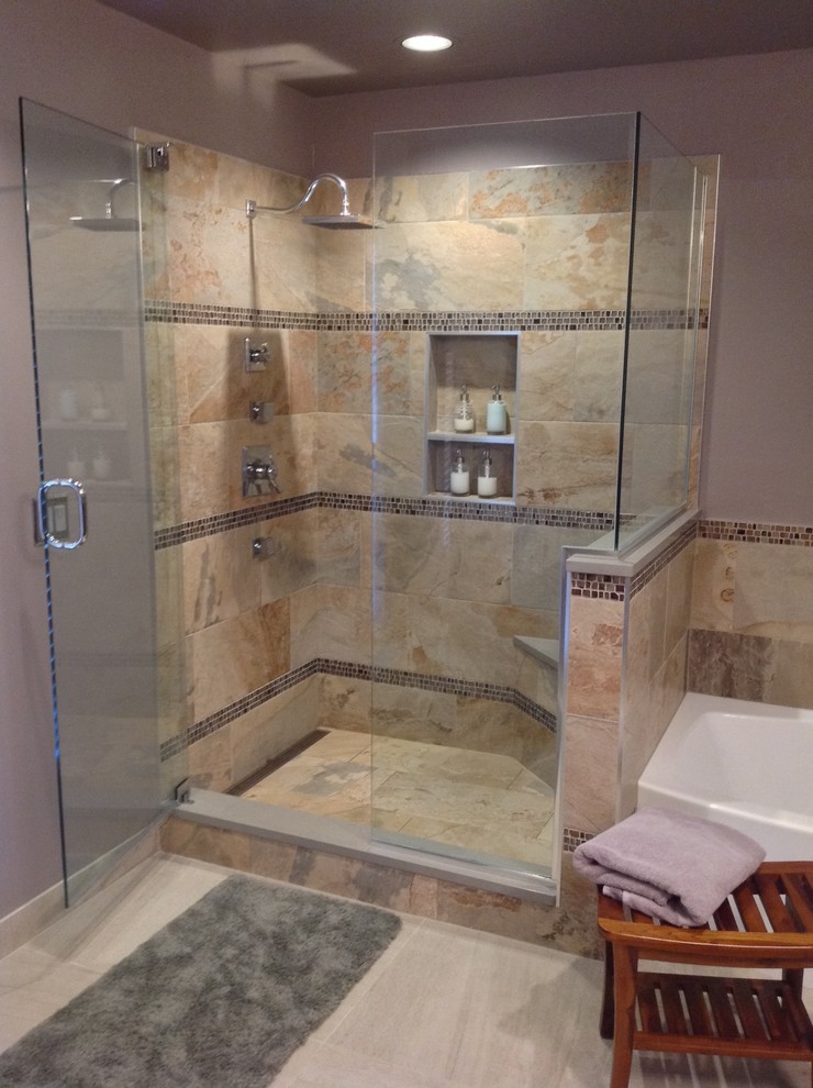 Klassisk inredning av ett mellanstort en-suite badrum, med ett badkar i en alkov, en hörndusch, flerfärgad kakel, glaskakel, lila väggar och klinkergolv i porslin