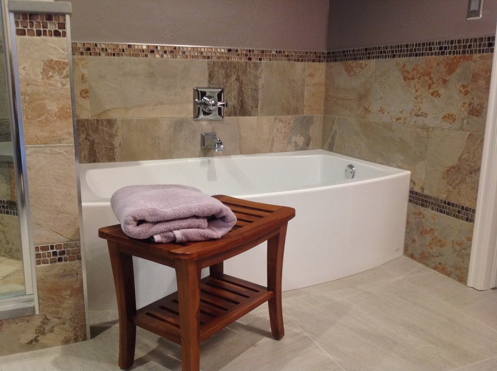 Inredning av ett klassiskt mellanstort en-suite badrum, med ett badkar i en alkov, en hörndusch, flerfärgad kakel, glaskakel, lila väggar och klinkergolv i porslin