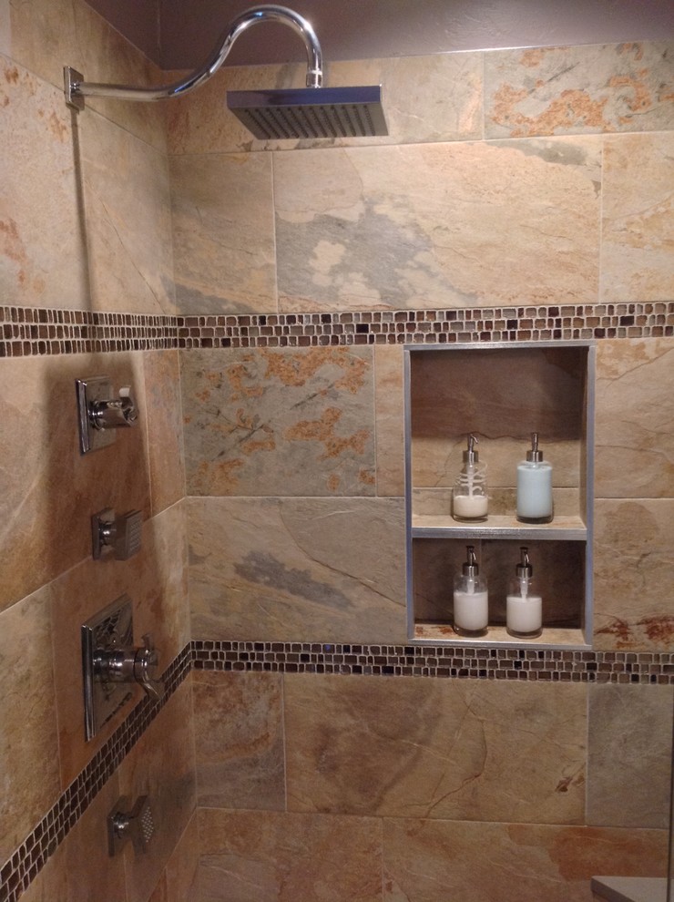 Cette photo montre une salle de bain principale chic de taille moyenne avec une baignoire en alcôve, une douche d'angle, un carrelage multicolore, des carreaux de porcelaine, un mur violet et un sol en carrelage de porcelaine.