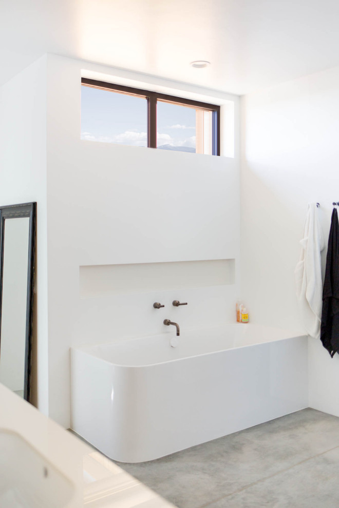 Mittelgroßes Modernes Badezimmer En Suite mit Eckbadewanne, weißer Wandfarbe, Betonboden und grauem Boden in Sonstige