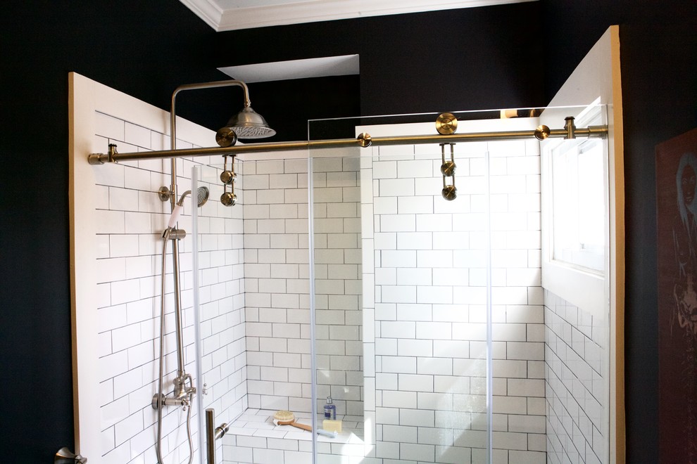 Cette image montre une petite salle de bain traditionnelle en bois foncé avec WC séparés, un carrelage blanc, un carrelage métro, un mur bleu, un sol en carrelage de porcelaine, un lavabo intégré, un plan de toilette en surface solide et un placard à porte affleurante.