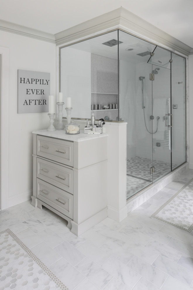 На фото: большая главная ванная комната в классическом стиле с плоскими фасадами, серыми фасадами, двойным душем, раздельным унитазом, каменной плиткой, серыми стенами, мраморным полом, врезной раковиной и мраморной столешницей с