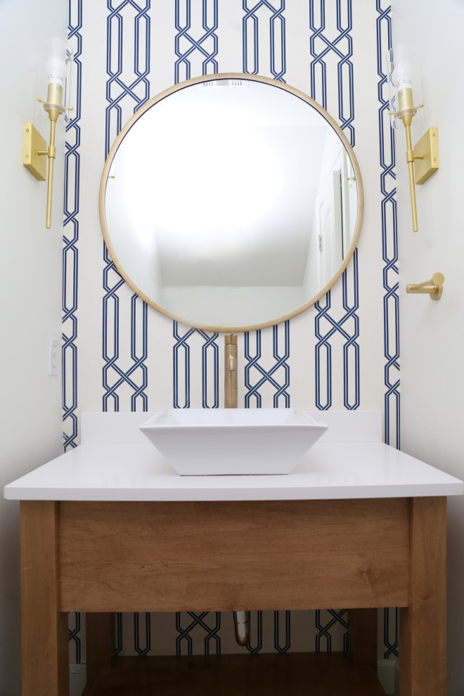 Idées déco pour une petite salle de bain classique avec un placard en trompe-l'oeil, un mur blanc, un plan de toilette en quartz modifié et un plan de toilette blanc.