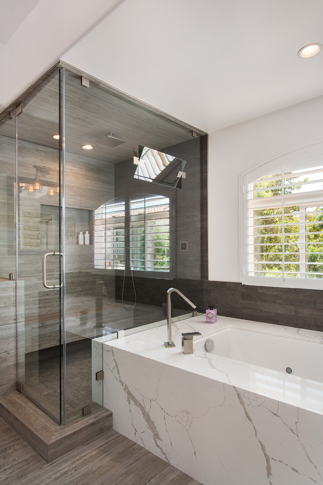 Пример оригинального дизайна: большая главная ванная комната в скандинавском стиле с угловой ванной, душем в нише, коричневой плиткой, белыми стенами, светлым паркетным полом, коричневым полом и душем с распашными дверями