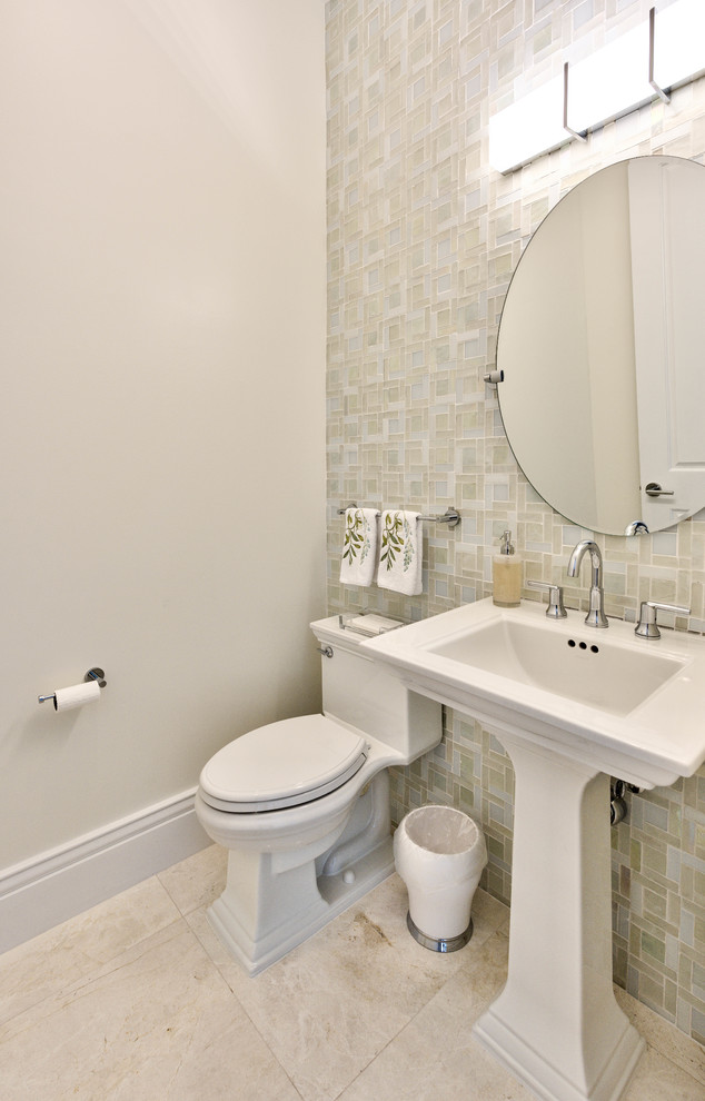 Bild på ett mellanstort vintage badrum med dusch, med vita skåp, bänkskiva i kvarts, en toalettstol med separat cisternkåpa, glaskakel, beige väggar, travertin golv, ett piedestal handfat och brunt golv