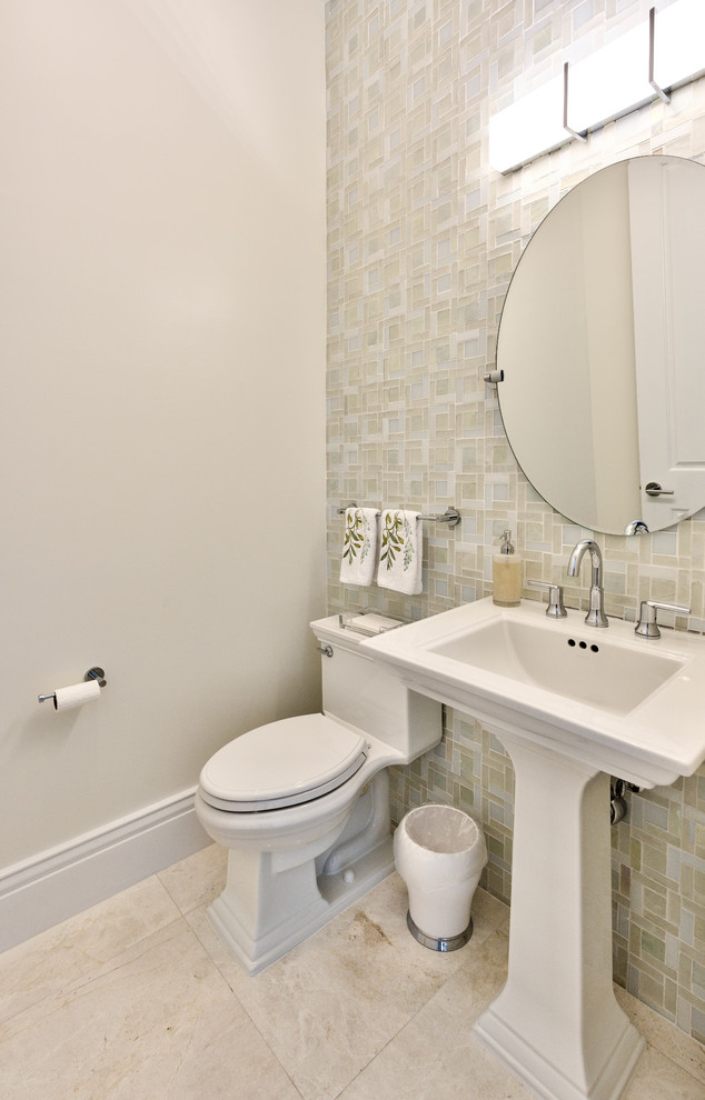 Foto de cuarto de baño tradicional renovado de tamaño medio con puertas de armario blancas, aseo y ducha, encimera de cuarzo compacto, sanitario de dos piezas, baldosas y/o azulejos de vidrio, paredes beige, suelo de travertino, lavabo con pedestal y suelo marrón