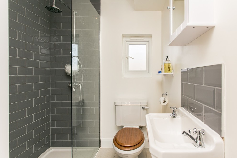 Klassisches Badezimmer mit offener Dusche, Wandtoilette mit Spülkasten, grauen Fliesen, Metrofliesen, weißer Wandfarbe und offener Dusche in London