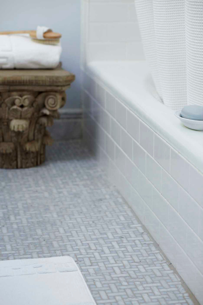 Inspiration pour une salle de bain principale traditionnelle de taille moyenne avec un plan de toilette en marbre, un carrelage blanc, des carreaux de céramique, une baignoire en alcôve, WC séparés, un lavabo encastré, un mur bleu et un sol en carrelage de terre cuite.