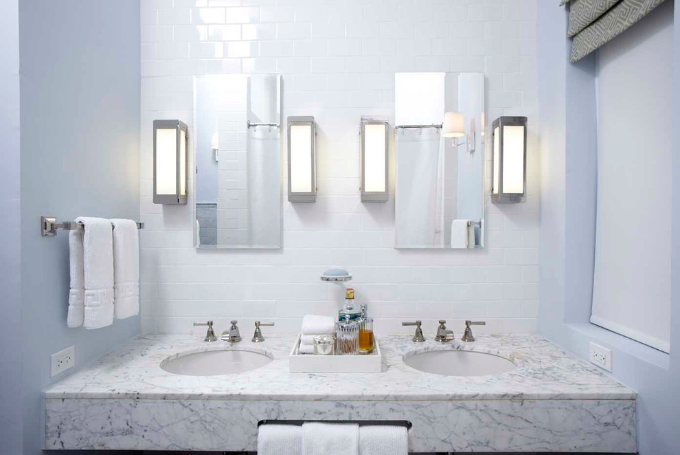 Идея дизайна: главная ванная комната среднего размера в классическом стиле с мраморной столешницей, керамической плиткой, белой плиткой, ванной в нише, раздельным унитазом, врезной раковиной, синими стенами и полом из мозаичной плитки
