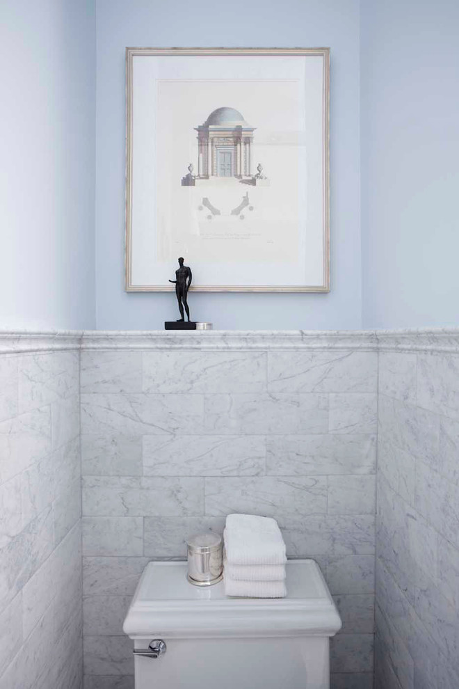 На фото: главная ванная комната среднего размера в классическом стиле с мраморной столешницей, белой плиткой, керамической плиткой, ванной в нише, раздельным унитазом, врезной раковиной, синими стенами и полом из мозаичной плитки