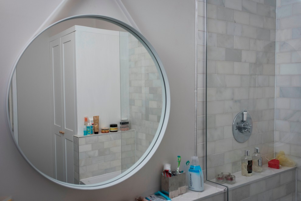 Imagen de cuarto de baño actual pequeño con baldosas y/o azulejos grises, baldosas y/o azulejos de cerámica y aseo y ducha