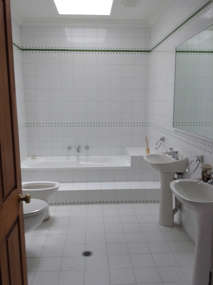 Modelo de cuarto de baño moderno pequeño con puertas de armario blancas, ducha esquinera y baldosas y/o azulejos de porcelana