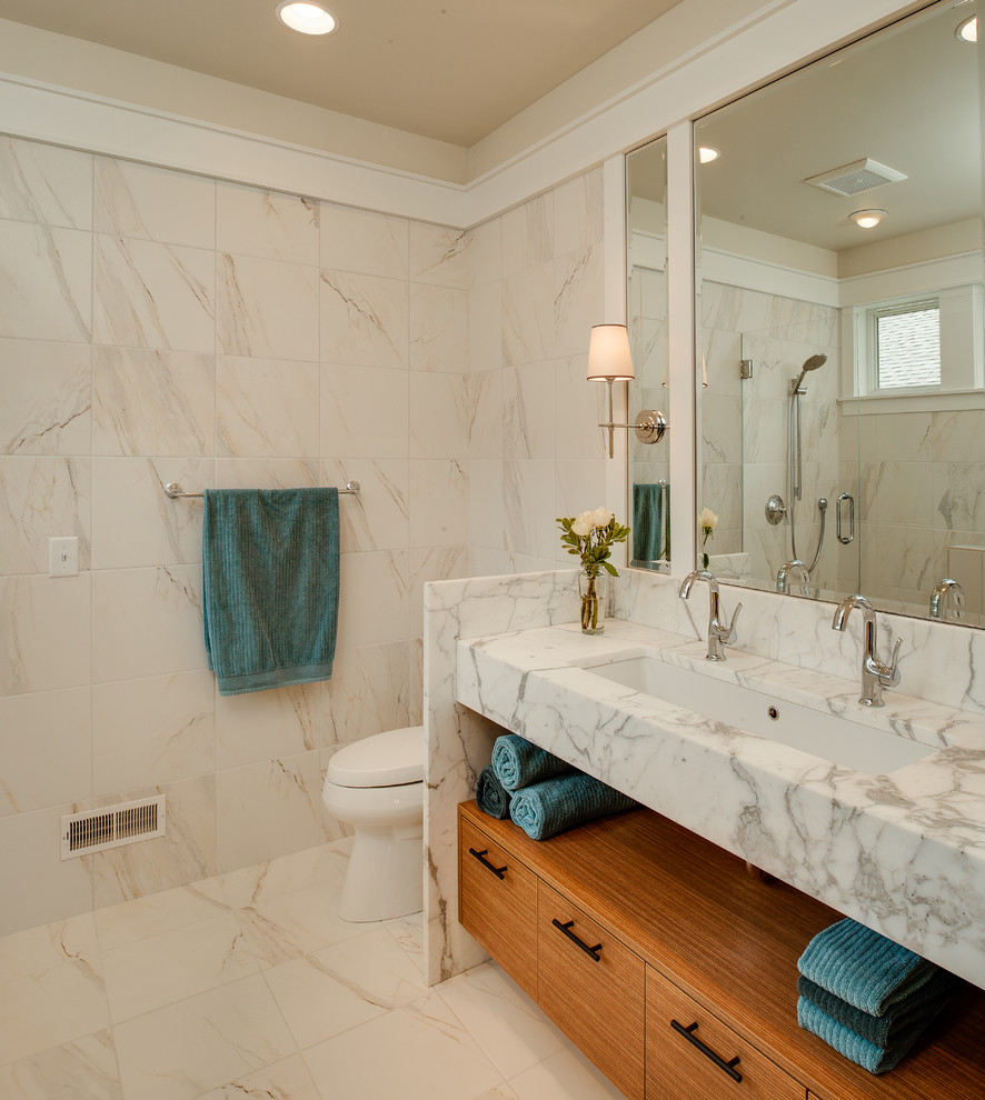 Свежая идея для дизайна: ванная комната в стиле неоклассика (современная классика) с раковиной с несколькими смесителями, плоскими фасадами и фасадами цвета дерева среднего тона - отличное фото интерьера