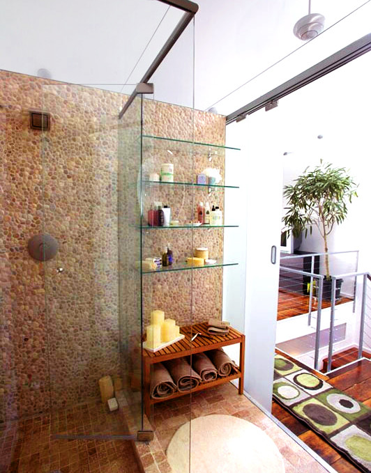Mittelgroßes Modernes Badezimmer En Suite mit beigen Fliesen, Steinfliesen, Duschnische, Travertin, braunem Boden und Falttür-Duschabtrennung in Philadelphia
