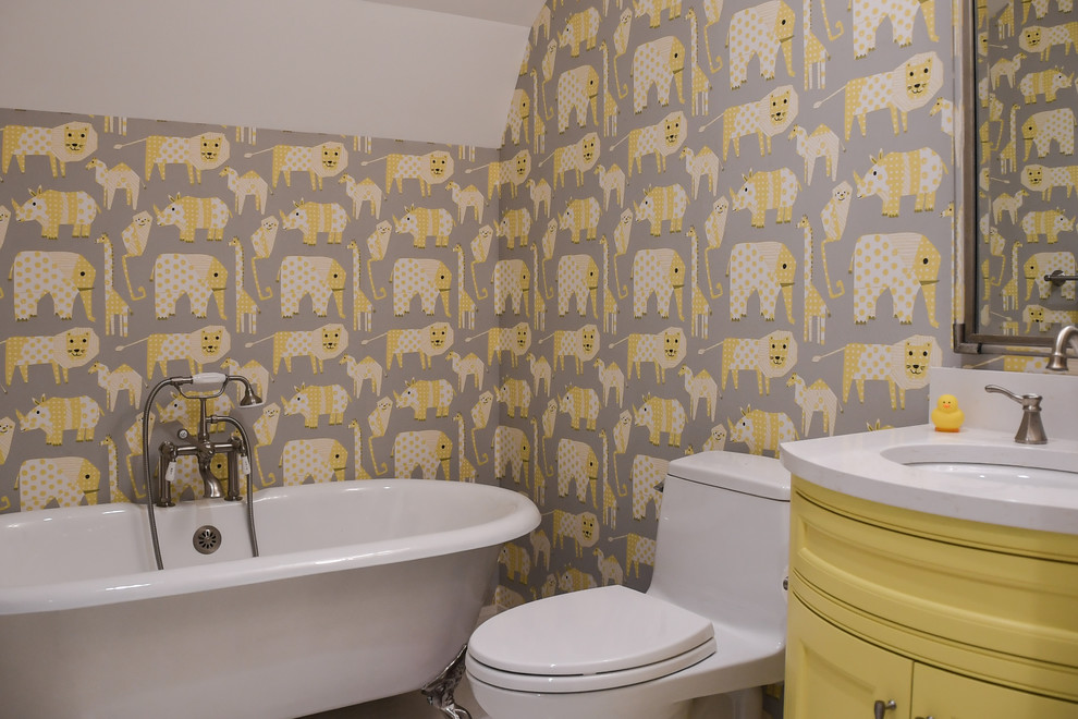 Exempel på ett mycket stort klassiskt badrum för barn, med möbel-liknande, gula skåp, ett badkar med tassar, en toalettstol med hel cisternkåpa, flerfärgade väggar och ett konsol handfat