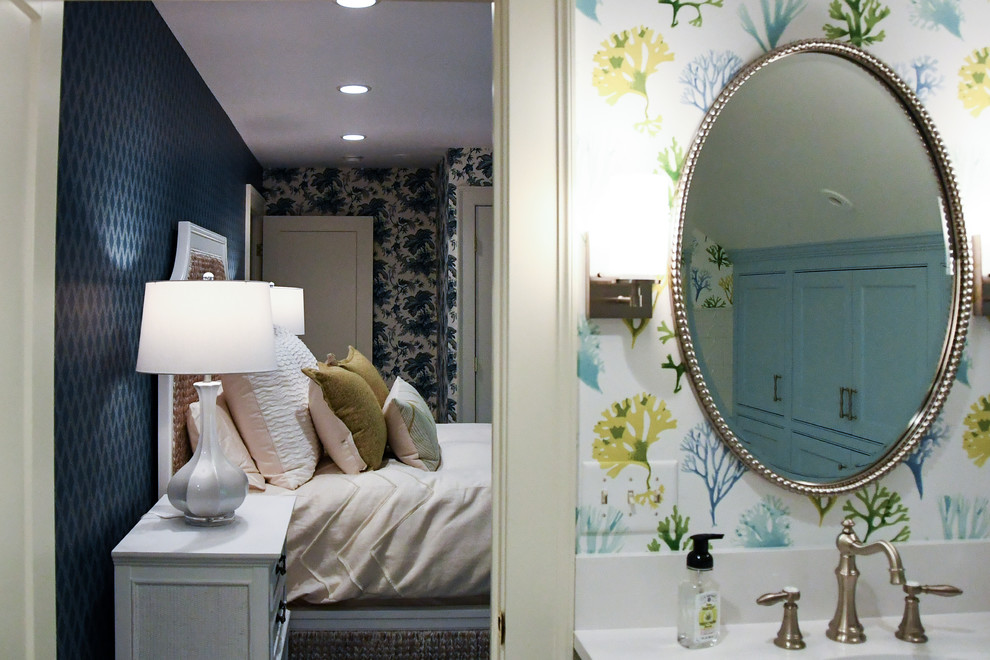 Idéer för mycket stora vintage en-suite badrum, med vita skåp, en hörndusch, vita väggar och dusch med gångjärnsdörr