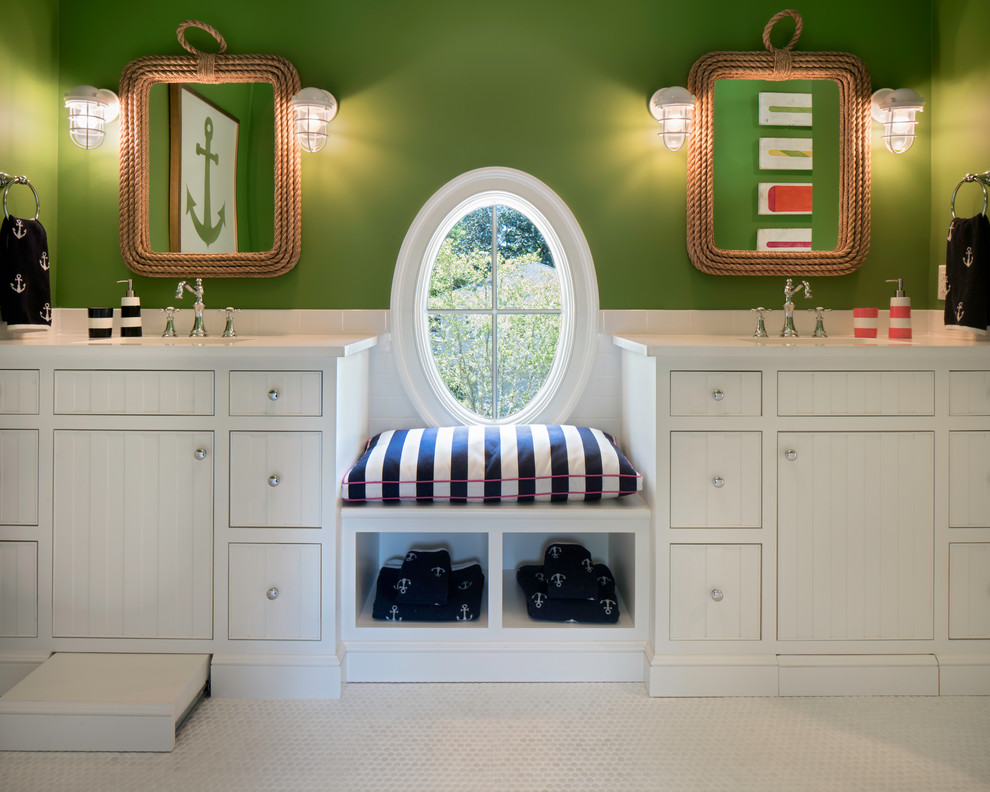 Идея дизайна: детская ванная комната в классическом стиле с фасадами с декоративным кантом, белыми фасадами, накладной раковиной, белой столешницей и зелеными стенами