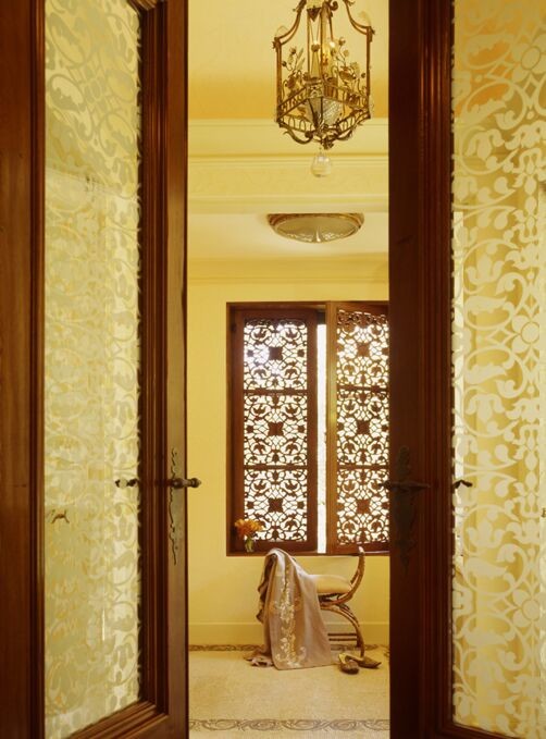 Стильный дизайн: большая главная ванная комната в средиземноморском стиле с желтыми стенами, полом из керамической плитки и бежевым полом - последний тренд