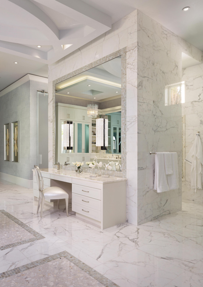 На фото: огромная главная ванная комната в средиземноморском стиле с фасадами с выступающей филенкой, белыми фасадами, отдельно стоящей ванной, открытым душем, унитазом-моноблоком, разноцветной плиткой, мраморной плиткой, разноцветными стенами, мраморным полом, врезной раковиной, мраморной столешницей, разноцветным полом, открытым душем и белой столешницей с