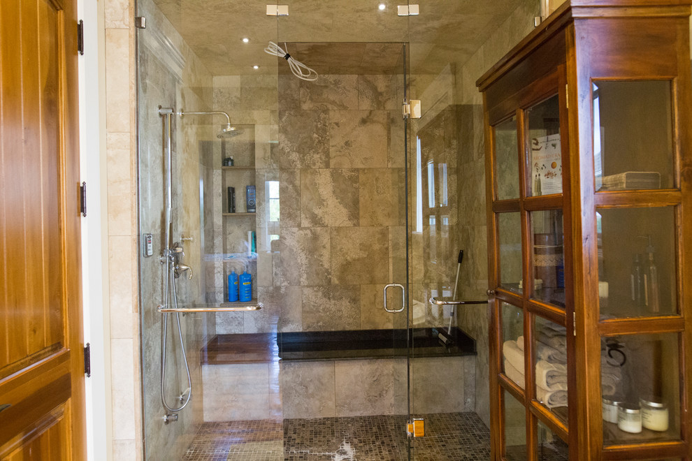 Exempel på ett mellanstort klassiskt en-suite badrum, med luckor med infälld panel, bruna skåp, skiffergolv, granitbänkskiva, brunt golv, en dusch i en alkov, beige kakel, keramikplattor och dusch med gångjärnsdörr