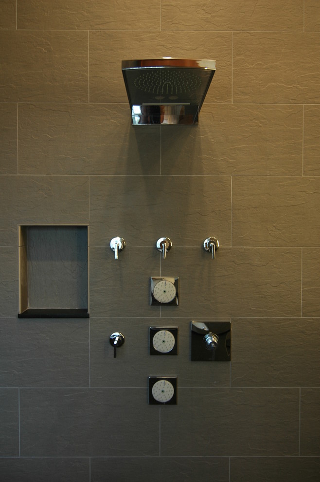 Immagine di una stanza da bagno etnica con doccia aperta