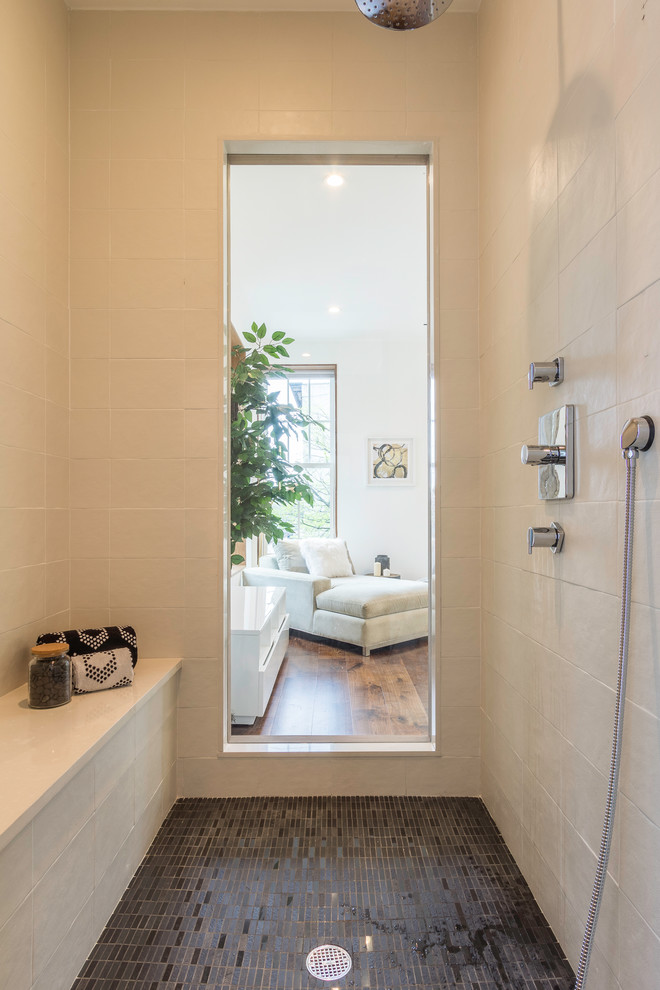 Стильный дизайн: огромная главная ванная комната в современном стиле с плоскими фасадами, фасадами цвета дерева среднего тона, отдельно стоящей ванной, душем в нише, раздельным унитазом, белой плиткой, керамогранитной плиткой, белыми стенами, полом из керамогранита, врезной раковиной, столешницей из искусственного кварца, черным полом и душем с распашными дверями - последний тренд