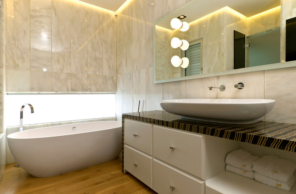 Idee per una stanza da bagno design con lavabo a bacinella