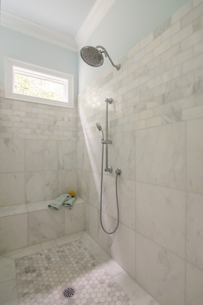Idéer för att renovera ett mellanstort vintage badrum med dusch, med skåp i shakerstil, vita skåp, ett badkar med tassar, en öppen dusch, en toalettstol med hel cisternkåpa, vit kakel, stenhäll, blå väggar, marmorgolv, ett undermonterad handfat, marmorbänkskiva, beiget golv och dusch med gångjärnsdörr