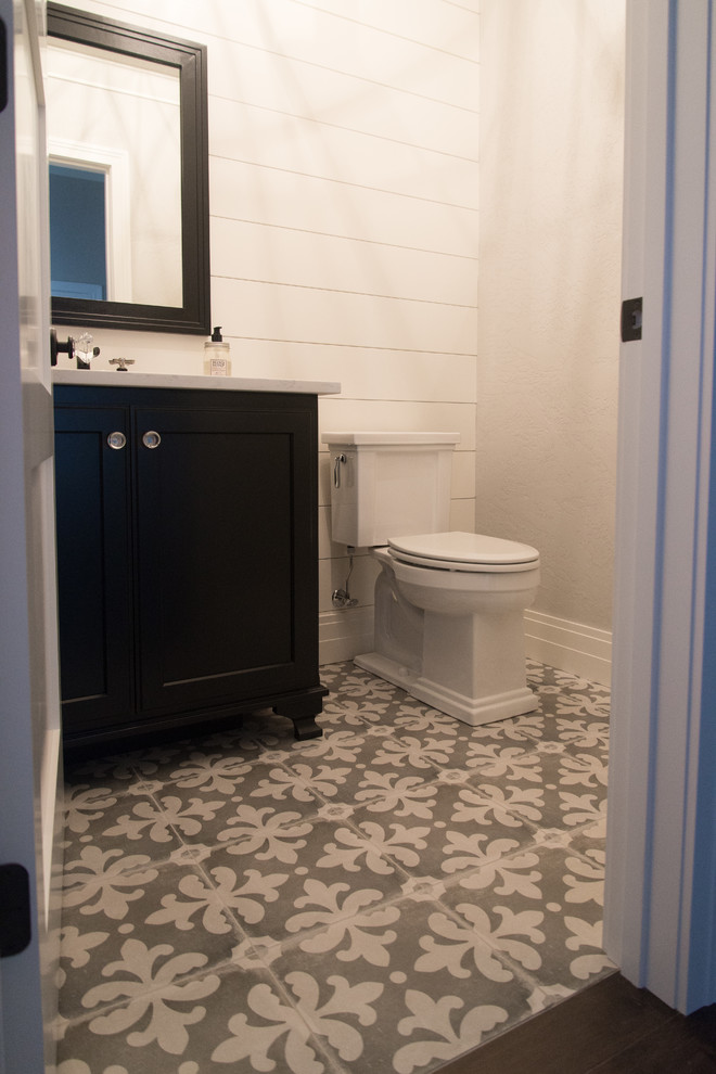 Idée de décoration pour une petite salle d'eau style shabby chic avec des portes de placard noires, un mur blanc, un lavabo encastré, un sol multicolore, un sol en carrelage de porcelaine, un placard en trompe-l'oeil et WC séparés.