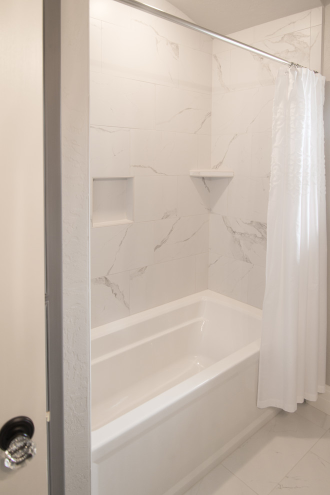 Idéer för ett mellanstort shabby chic-inspirerat badrum med dusch, med vita skåp, klinkergolv i porslin, vitt golv, ett platsbyggt badkar, en dusch/badkar-kombination, vit kakel, porslinskakel, grå väggar, ett nedsänkt handfat och dusch med duschdraperi