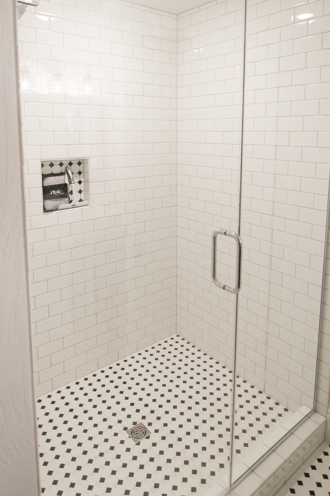 Bild på ett mellanstort vintage badrum med dusch, med mosaikgolv, ett nedsänkt handfat, vitt golv, luckor med infälld panel, beige skåp, en öppen dusch, grå kakel, tunnelbanekakel, grå väggar, marmorbänkskiva och dusch med gångjärnsdörr