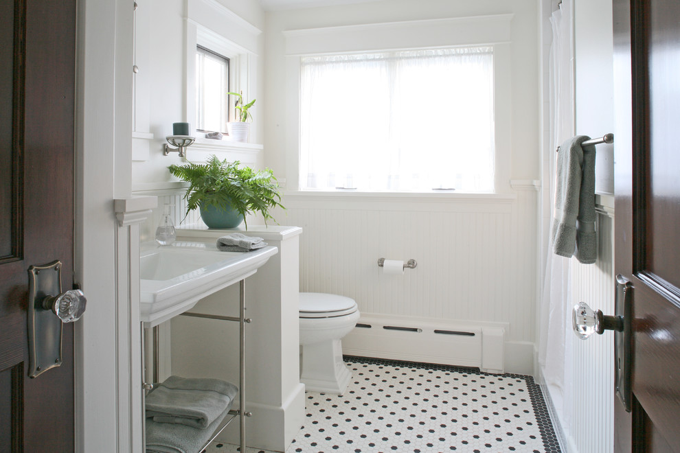 Bild på ett mellanstort amerikanskt badrum med dusch, med en öppen dusch, en toalettstol med hel cisternkåpa, vit kakel, vita väggar, mosaikgolv, ett piedestal handfat, stenhäll, dusch med duschdraperi, flerfärgat golv och öppna hyllor