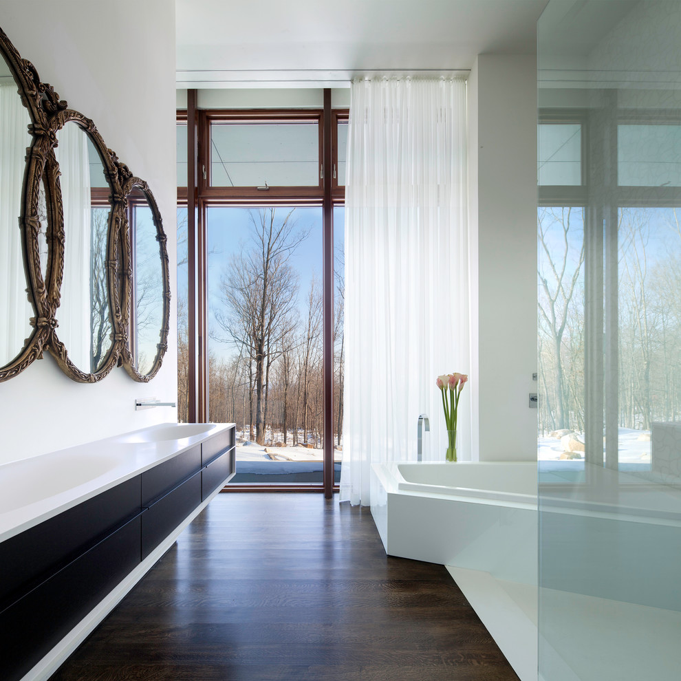 Стильный дизайн: ванная комната в стиле модернизм с монолитной раковиной - последний тренд
