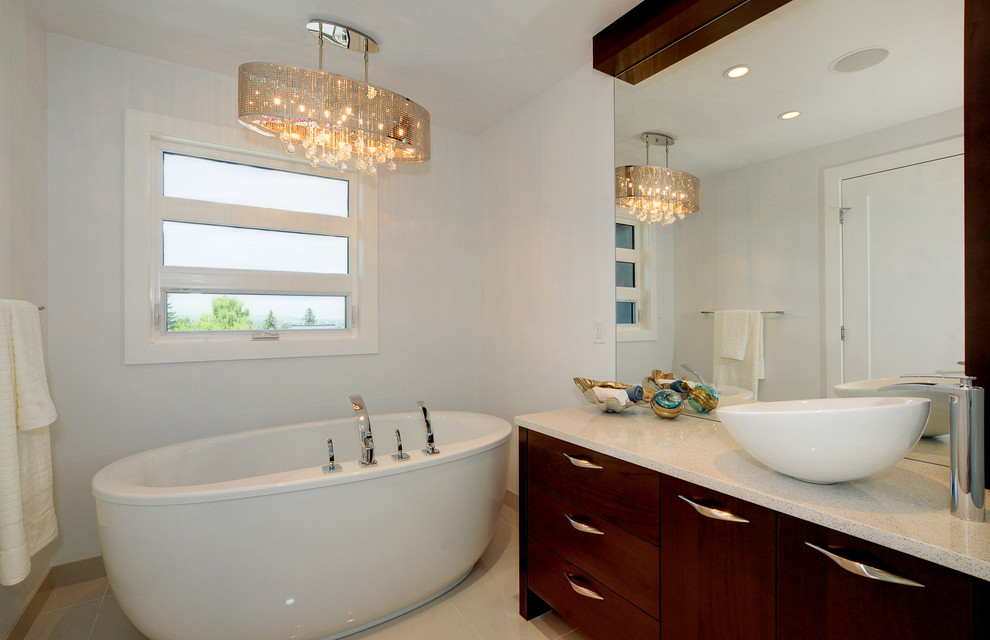 На фото: ванная комната в современном стиле с настольной раковиной и отдельно стоящей ванной с
