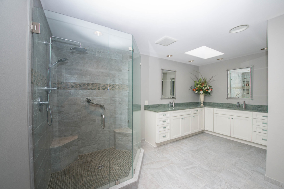 Idéer för stora funkis en-suite badrum, med luckor med infälld panel, vita skåp, en dubbeldusch, grå kakel, stenkakel, grå väggar, klinkergolv i keramik, ett undermonterad handfat, granitbänkskiva, grått golv och dusch med gångjärnsdörr