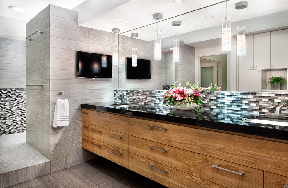 Diseño de cuarto de baño principal actual con puertas de armario de madera oscura, lavabo bajoencimera, armarios con paneles lisos, ducha abierta y ducha abierta