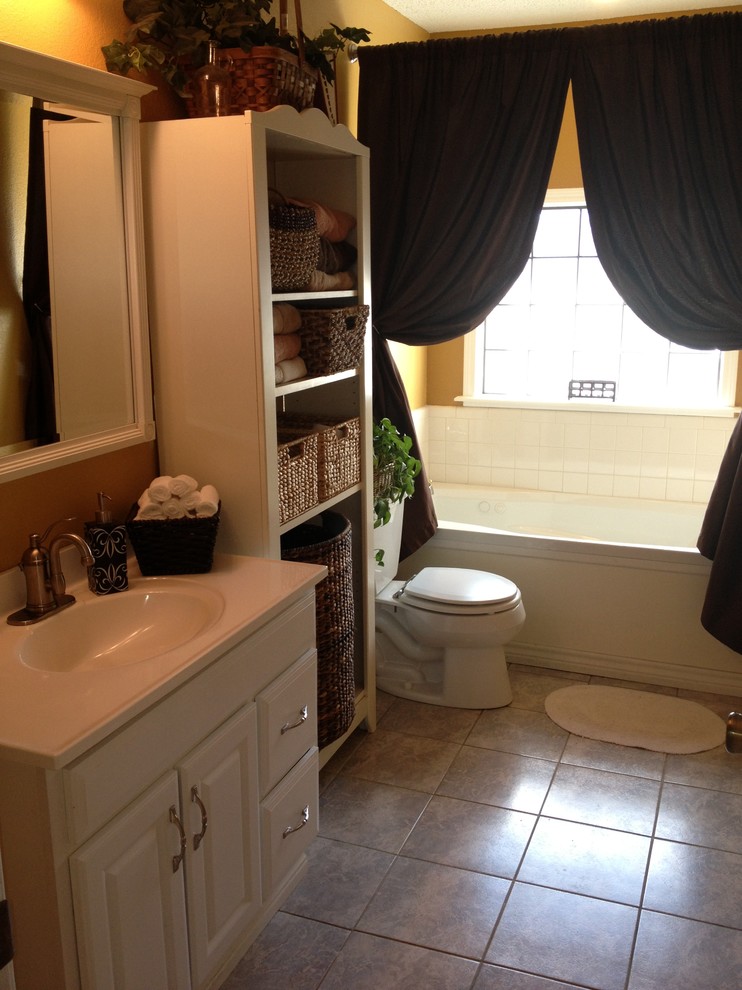 На фото: маленькая ванная комната в классическом стиле для на участке и в саду