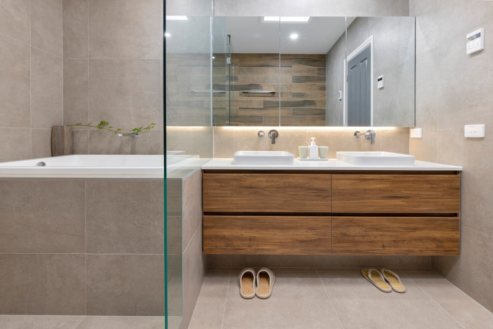 Idéer för att renovera ett stort funkis vit vitt en-suite badrum, med våtrum, en toalettstol med hel cisternkåpa, beige kakel, porslinskakel, klinkergolv i porslin, bänkskiva i kvarts, beiget golv, släta luckor, skåp i mellenmörkt trä, ett japanskt badkar, ett fristående handfat och med dusch som är öppen