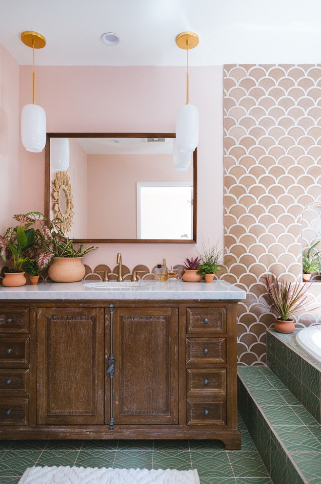 Immagine di una stanza da bagno boho chic con piastrelle beige, piastrelle in ceramica, pareti beige, pavimento con piastrelle in ceramica e pavimento verde