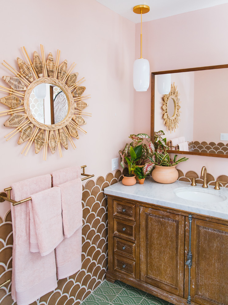 На фото: ванная комната в стиле фьюжн с бежевой плиткой, керамической плиткой, бежевыми стенами, полом из керамической плитки и зеленым полом с